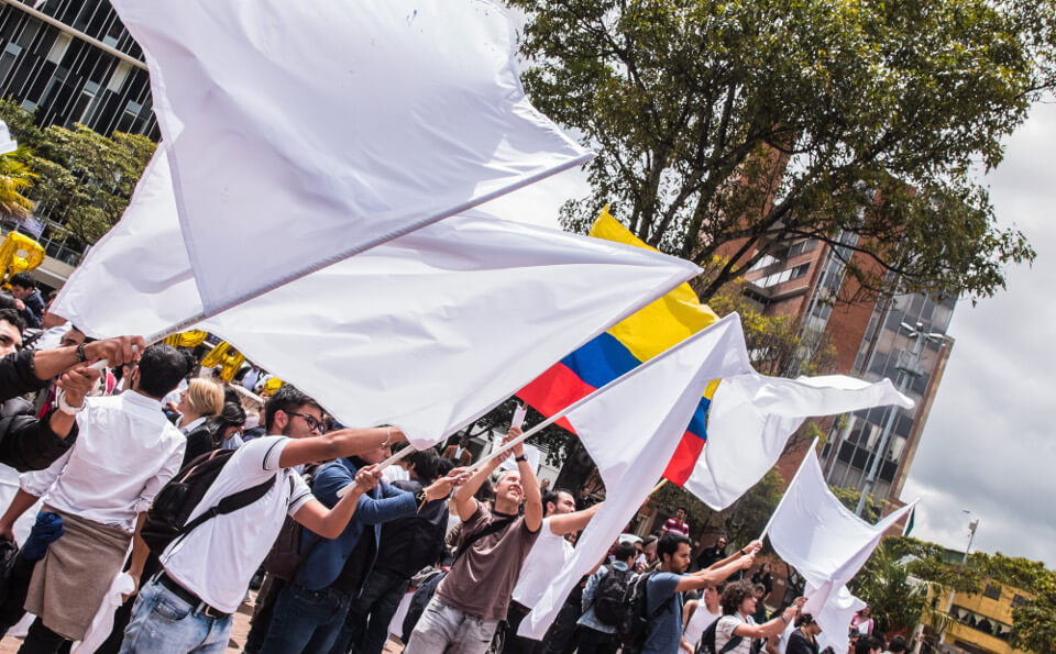 De las voces a las balas: ¿vamos a sepultar la democracia?